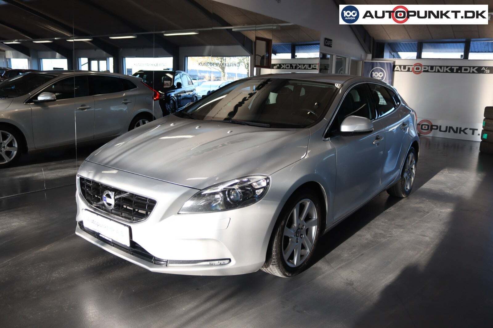 Sølv Volvo V40 fra 2014 set udefra