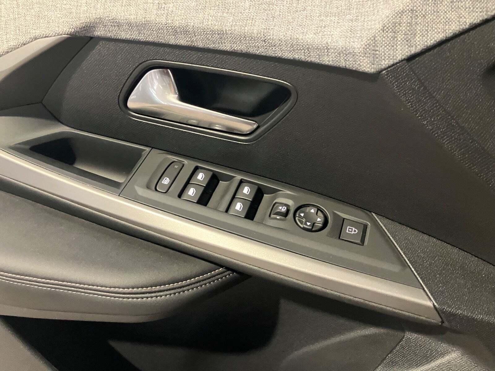 Sølv Peugeot e-5008 fra 2024