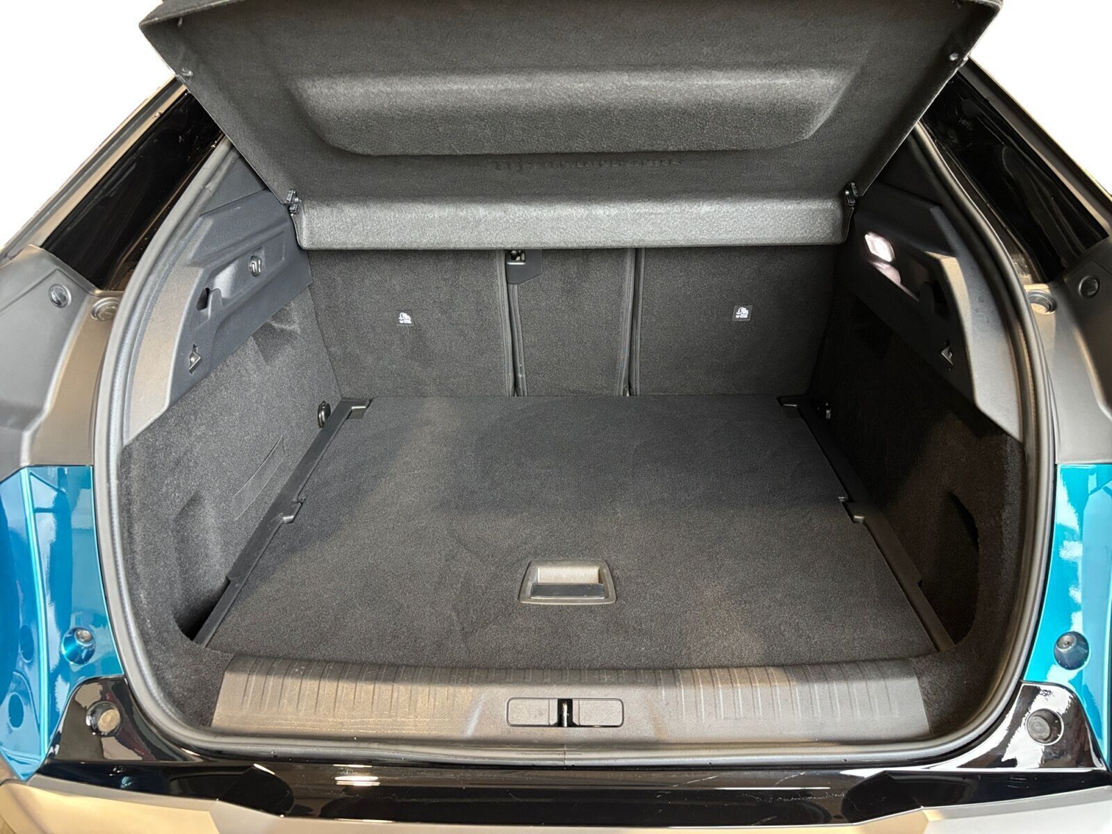 Blå Peugeot e-3008 fra 2024