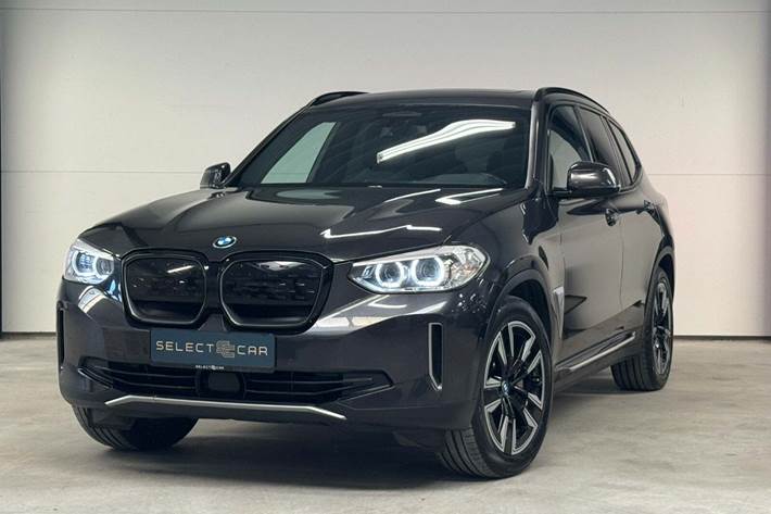 Grå BMW iX3 fra 2021 set udefra