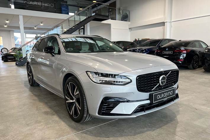 Sølv Volvo V90 fra 2023 set udefra