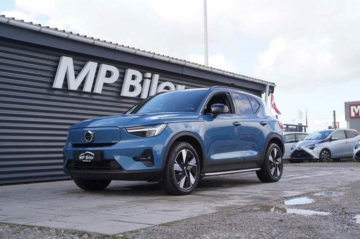 Blå Volvo EX40 fra 2025 set udefra