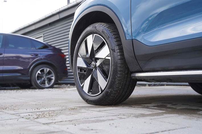 Blå Volvo EX40 fra 2025