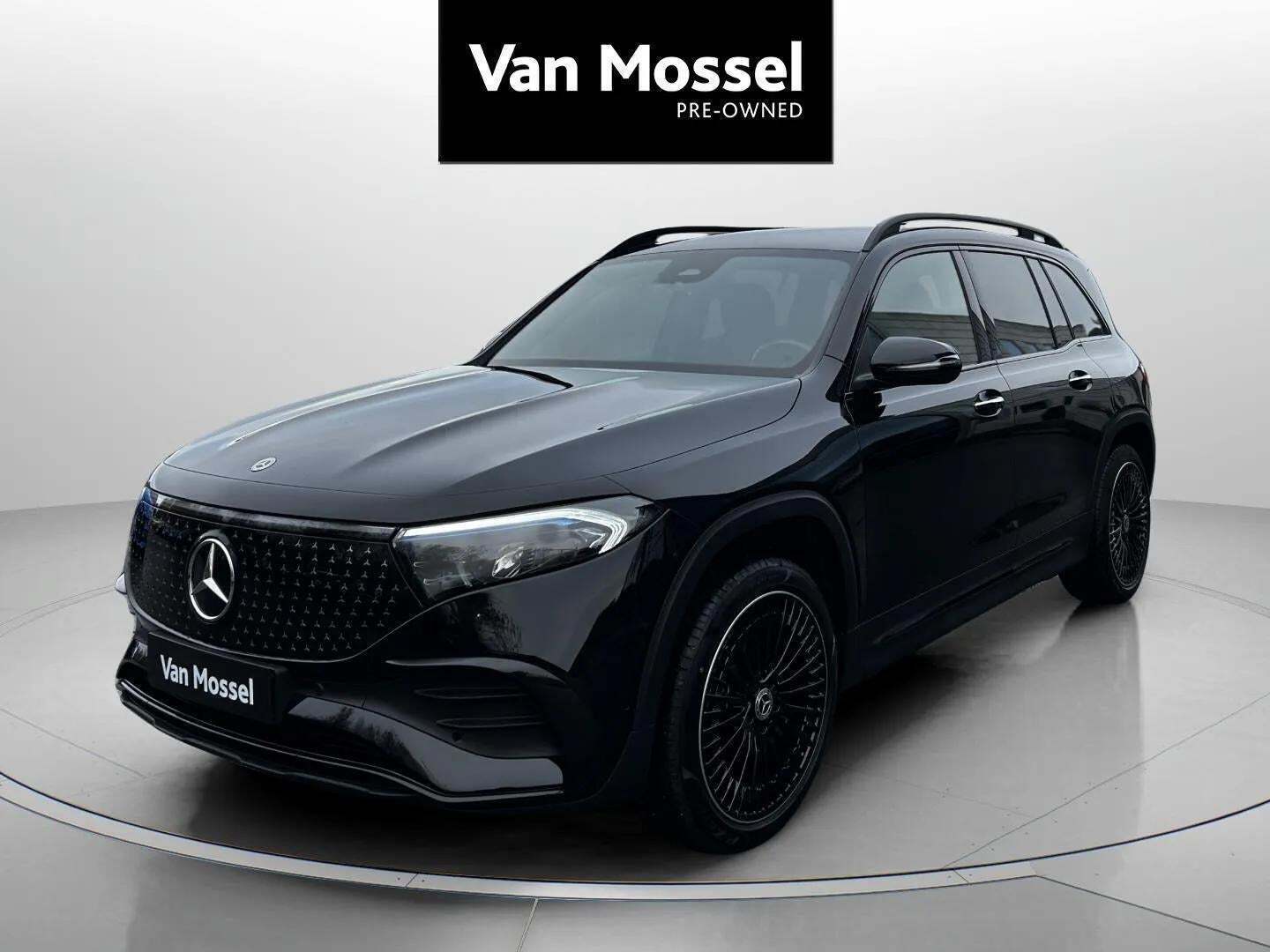 Sort Mercedes EQB300 fra 2025 set udefra