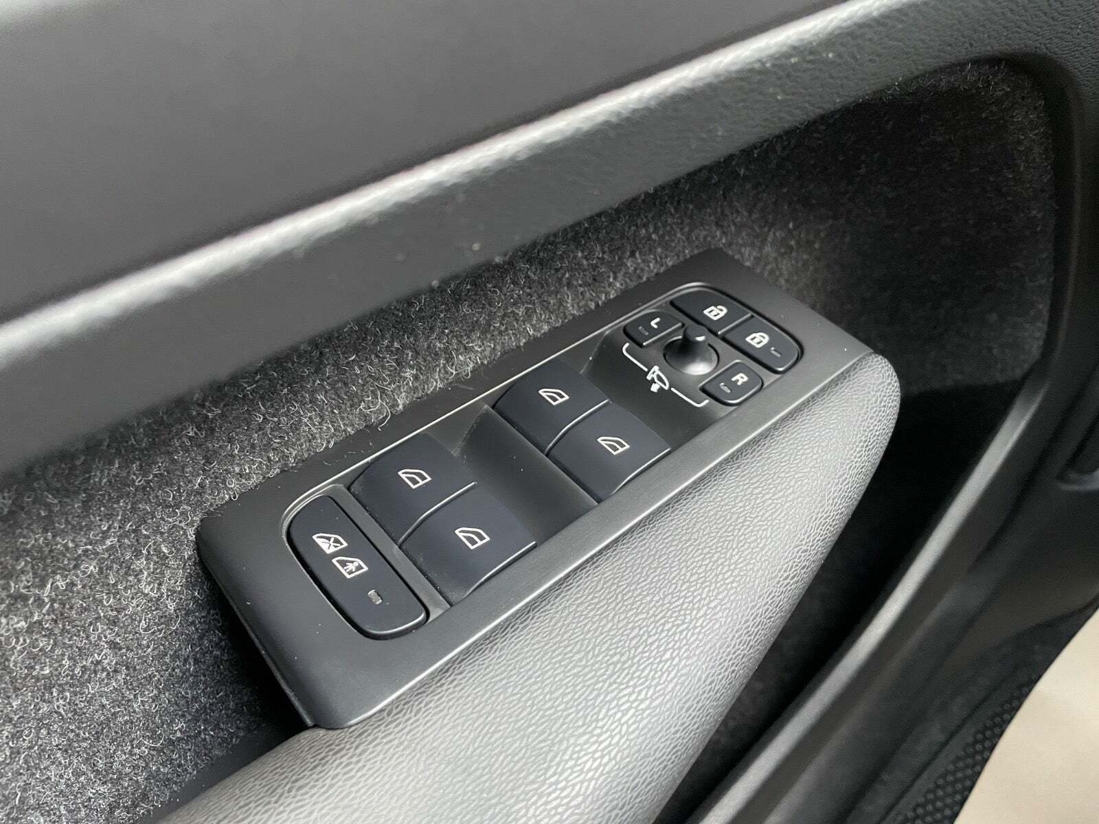 Sort Volvo XC40 fra 2021