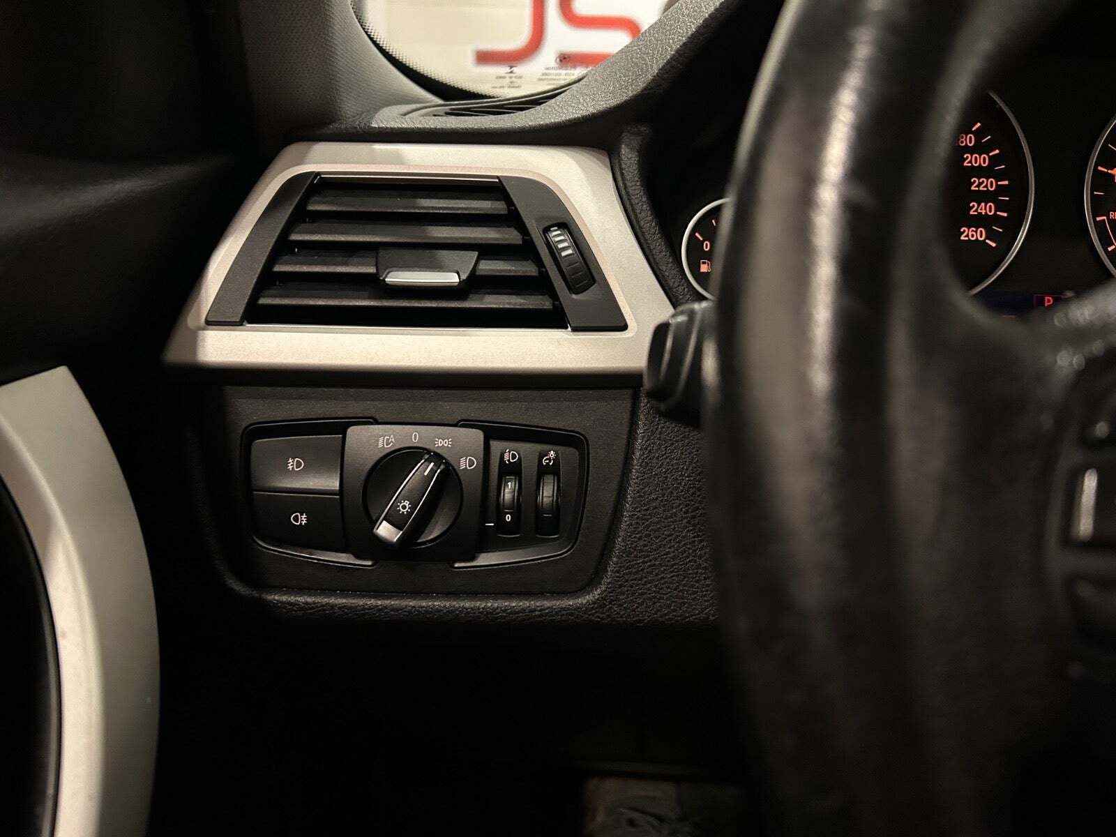 Brun BMW 320i fra 2017