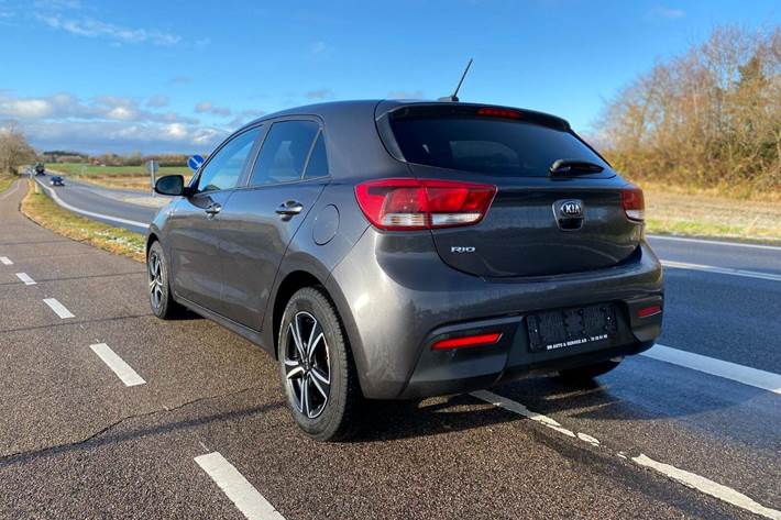 Grå Kia Rio fra 2019