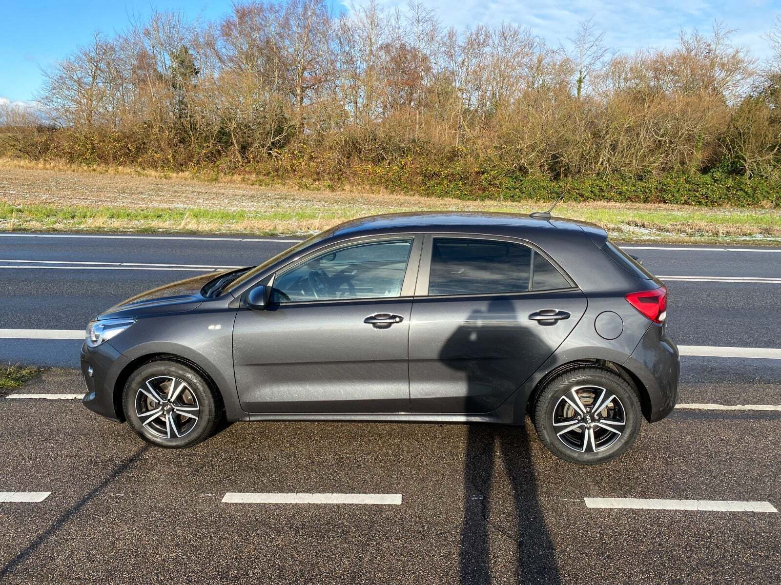 Grå Kia Rio fra 2019
