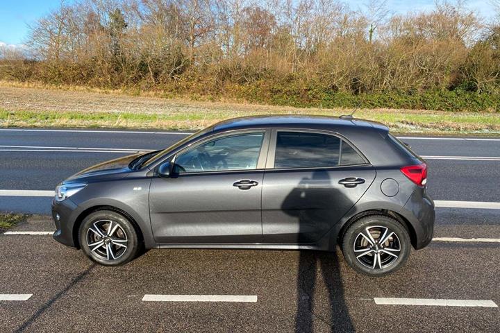 Grå Kia Rio fra 2019