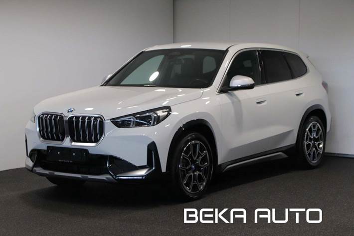 Hvid BMW iX1 fra 2023 set udefra