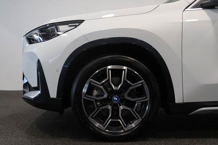 Hvid BMW iX1 fra 2023