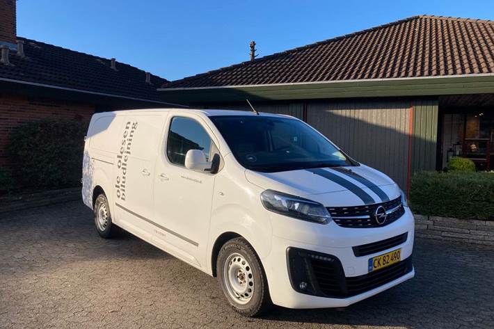 Hvid Opel Vivaro fra 2020 set udefra
