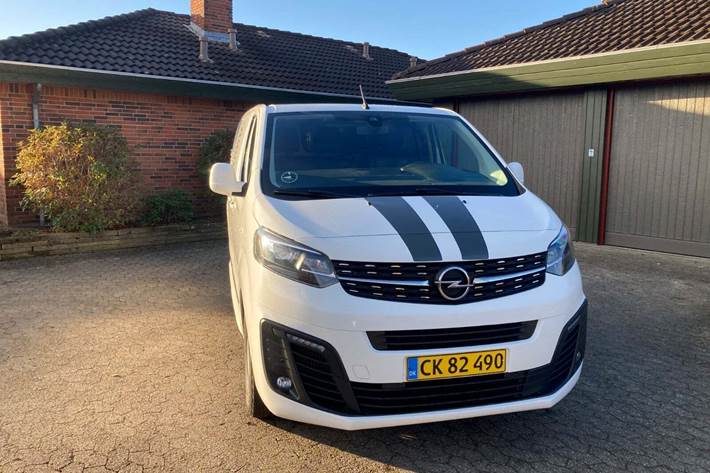Hvid Opel Vivaro fra 2020