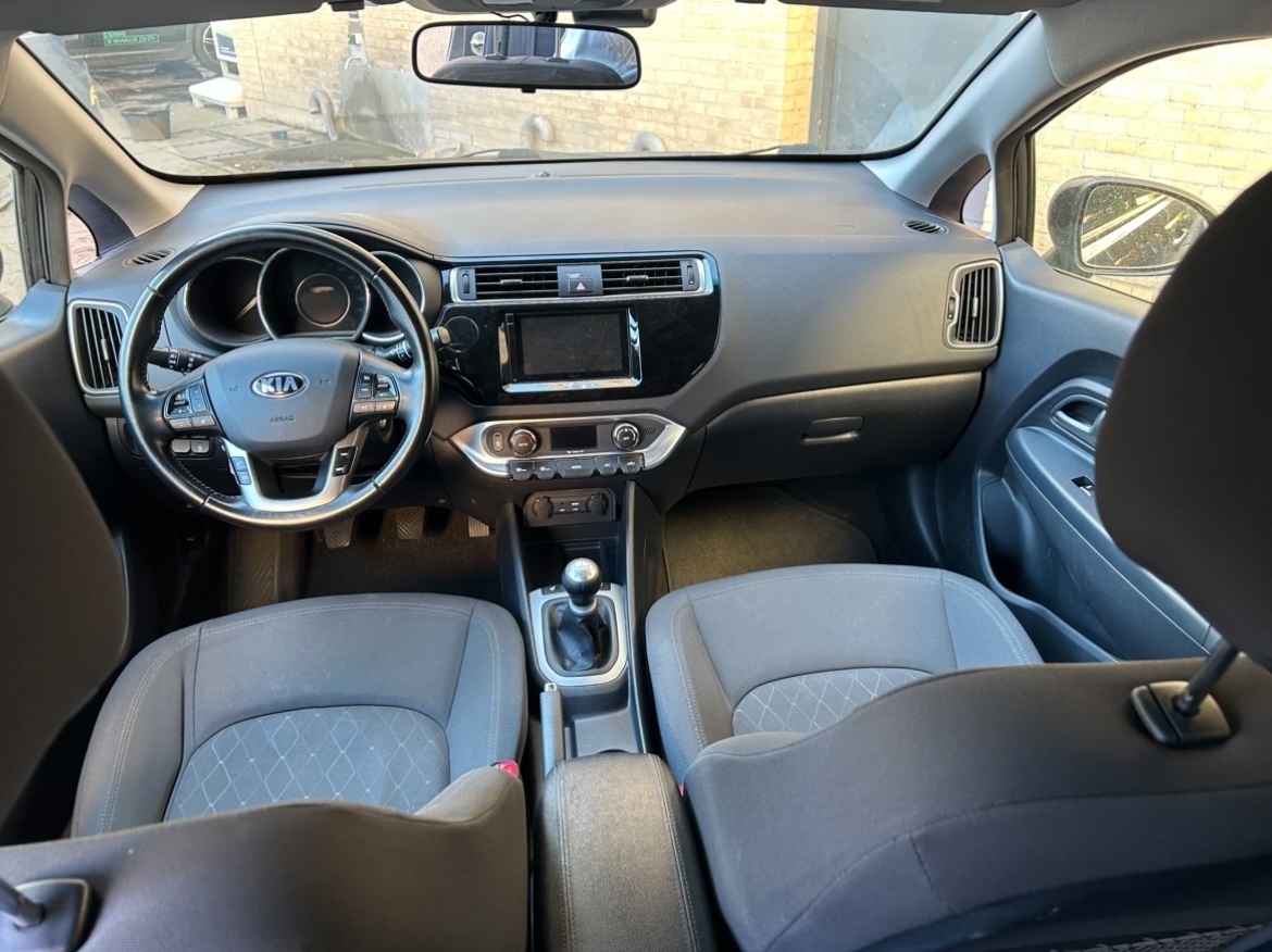Grå Kia Rio fra 2016