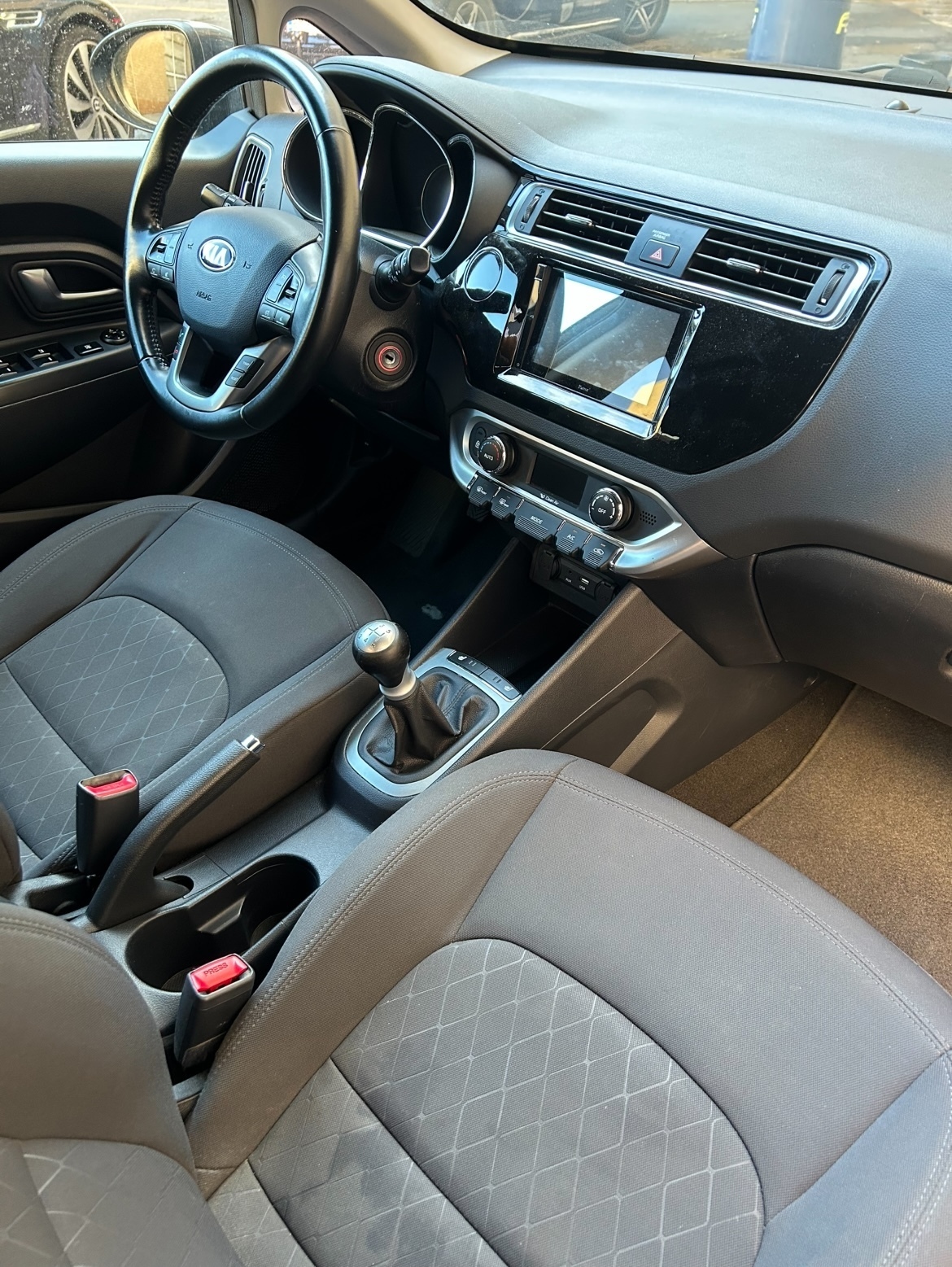 Grå Kia Rio fra 2016