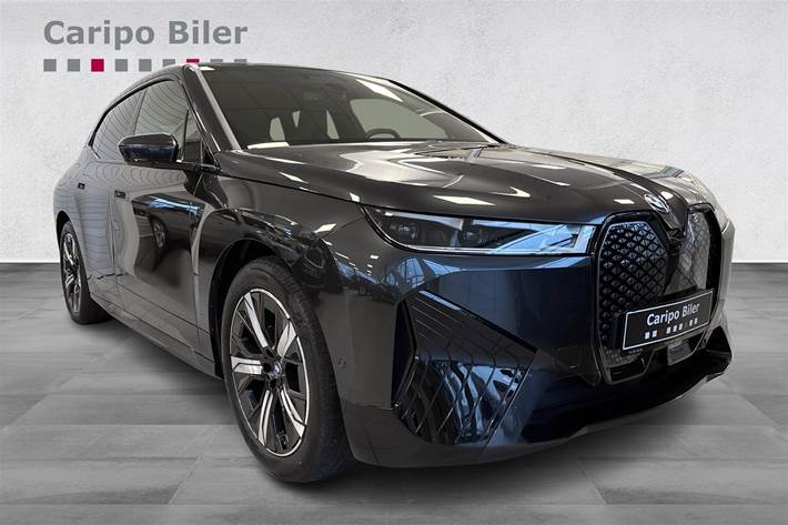 Grå BMW iX fra 2024 set udefra