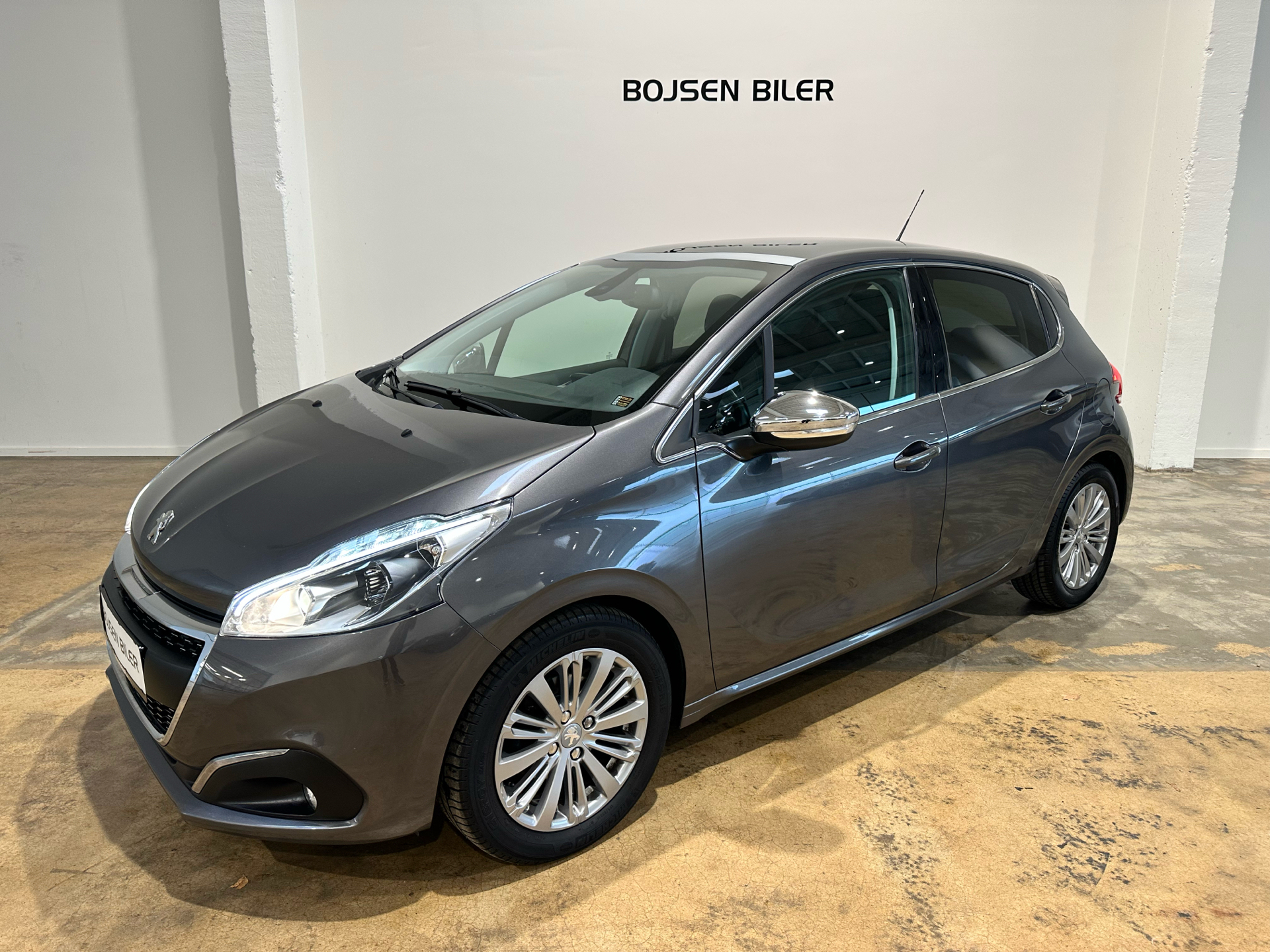 Grå Peugeot 208 fra 2019 set udefra