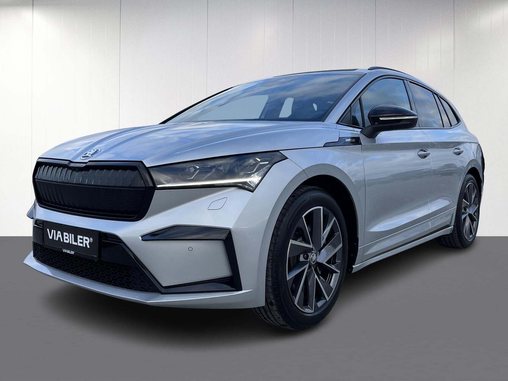 Sølv Skoda Enyaq fra 2024 set udefra