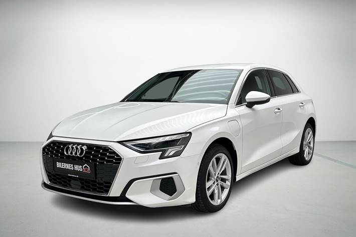 Hvid Audi A3 fra 2021 set udefra
