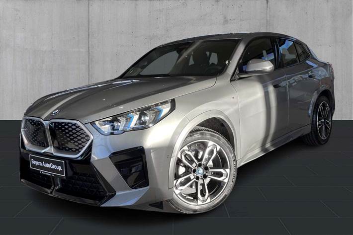 Grå BMW iX2 fra 2025 set udefra