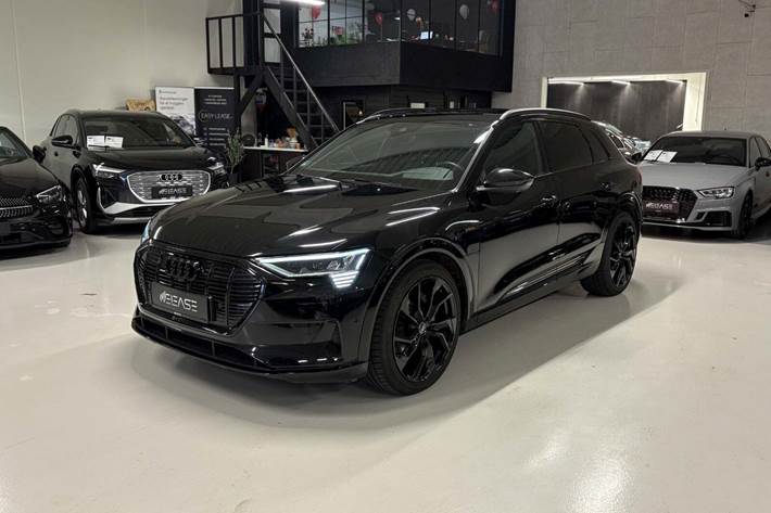 Sort Audi e-tron fra 2021 set udefra