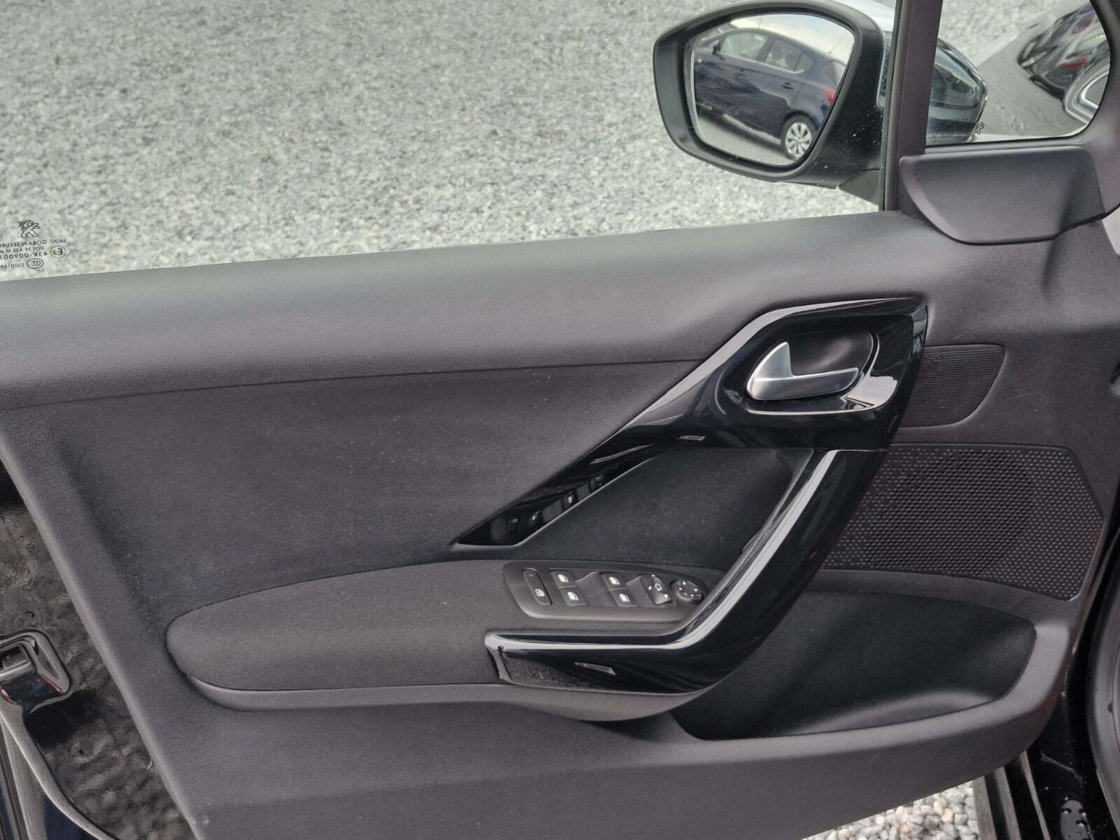 Sort Peugeot 208 fra 2018