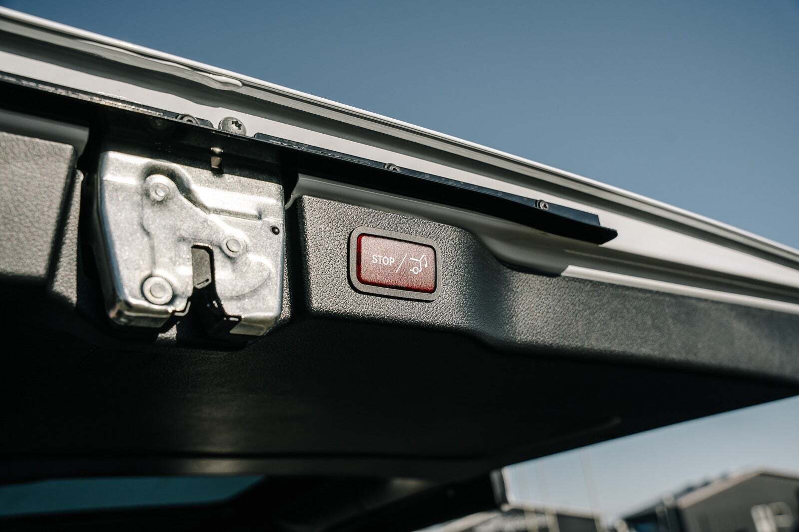 Hvid Mercedes EQV300 fra 2025