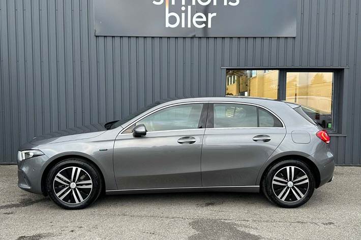 Grå Mercedes A250 e fra 2021