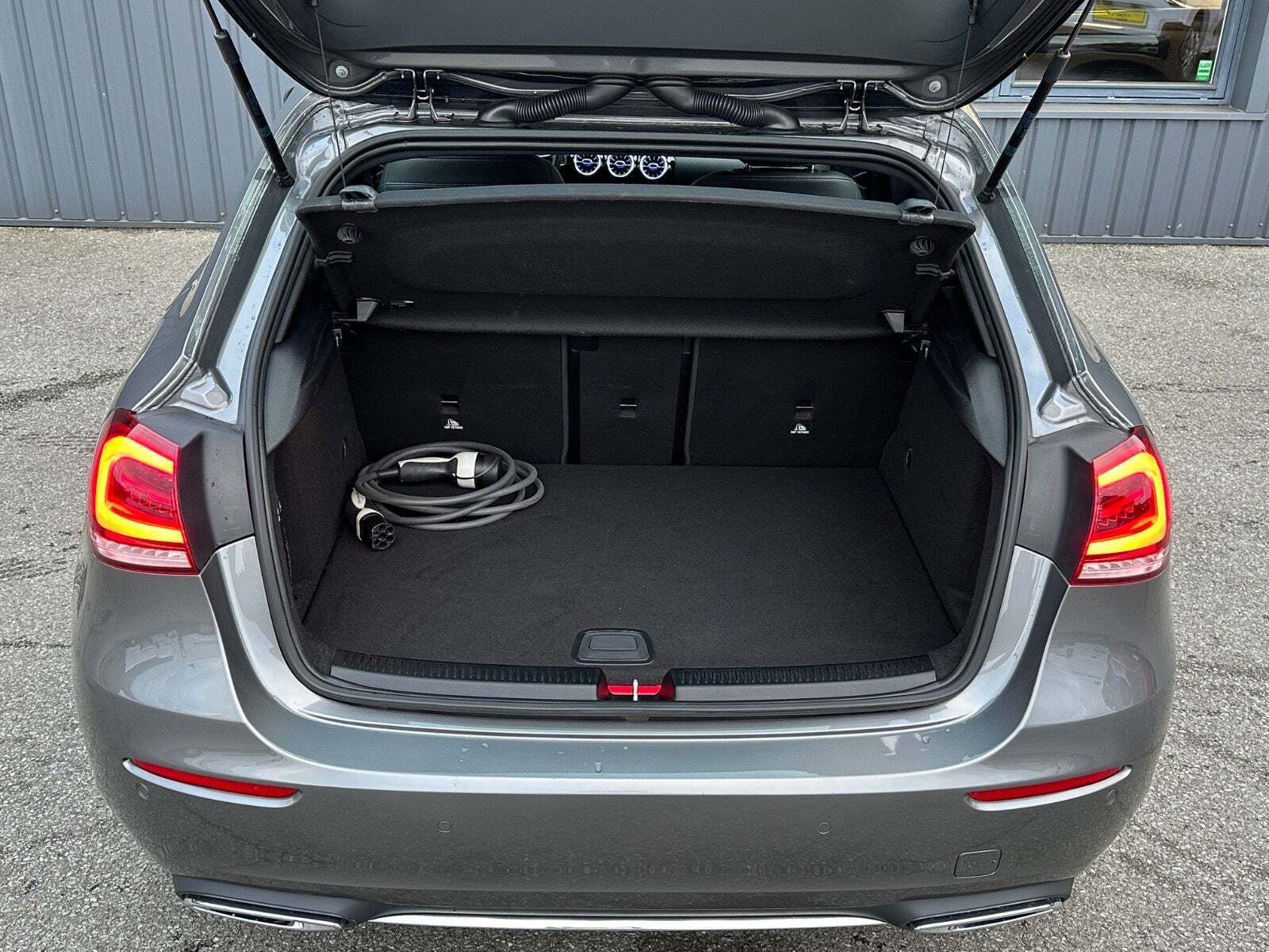 Grå Mercedes A250 e fra 2021