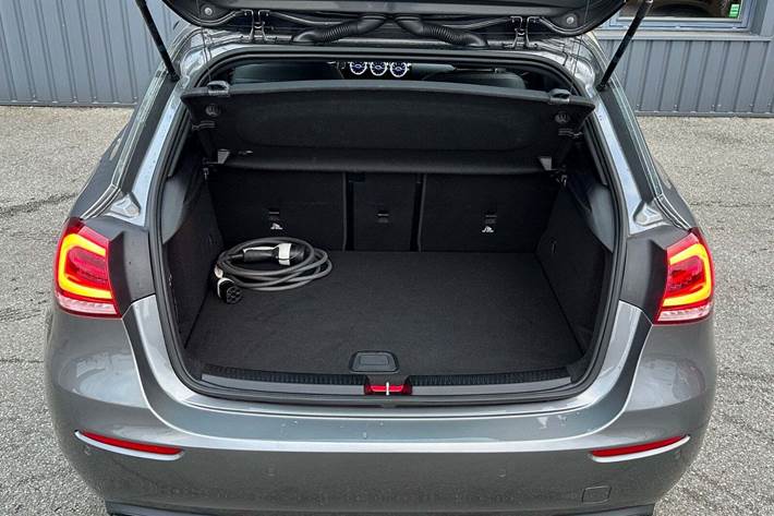 Grå Mercedes A250 e fra 2021