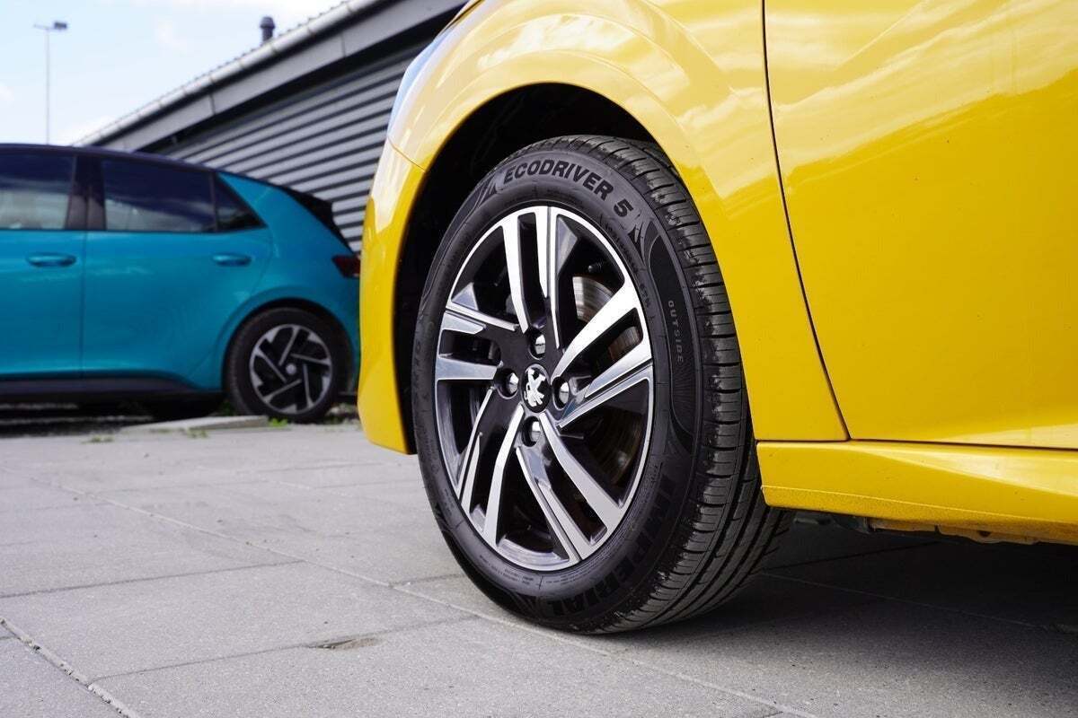 Gul Peugeot 208 fra 2022