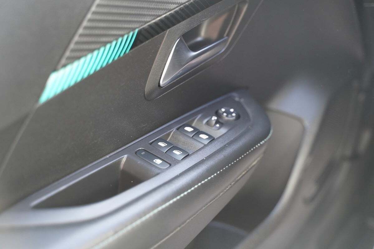 Gul Peugeot 208 fra 2022