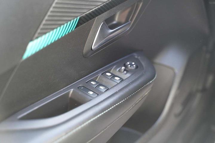 Gul Peugeot 208 fra 2022