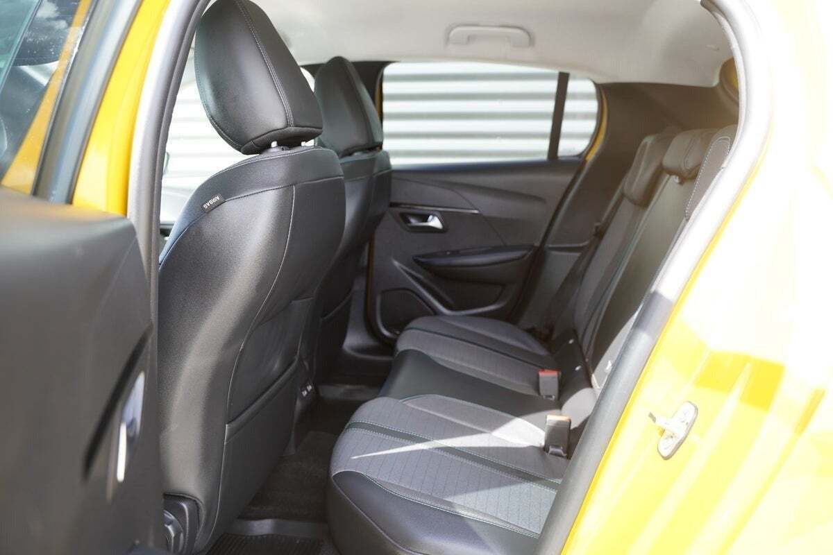 Gul Peugeot 208 fra 2022