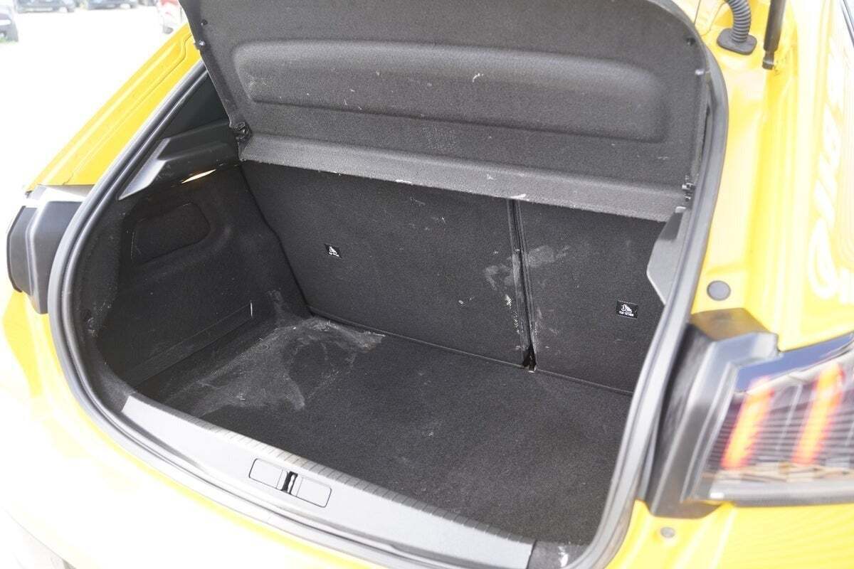 Gul Peugeot 208 fra 2022