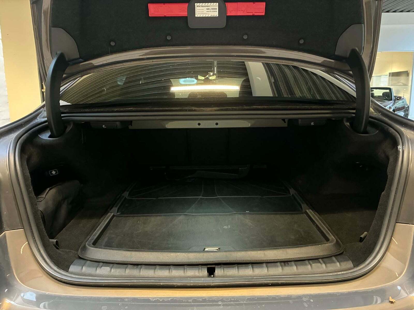 Grå BMW 530e fra 2023