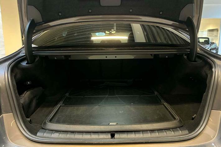 Grå BMW 530e fra 2023