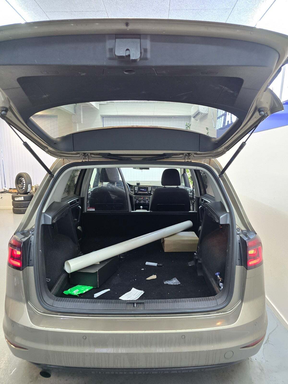 Gul VW Golf Sportsvan fra 2015