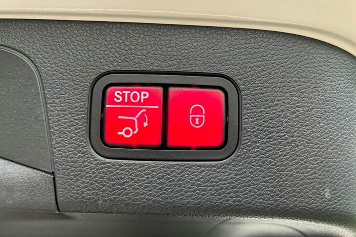 Hvid Mercedes EQC400 fra 2020