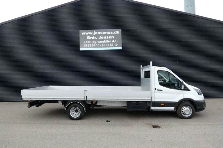 Hvid Ford Transit 350 L5 Chassis fra 2025 set udefra