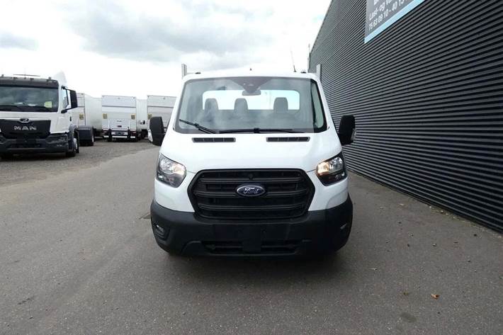 Hvid Ford Transit 350 L5 Chassis fra 2025 set udefra