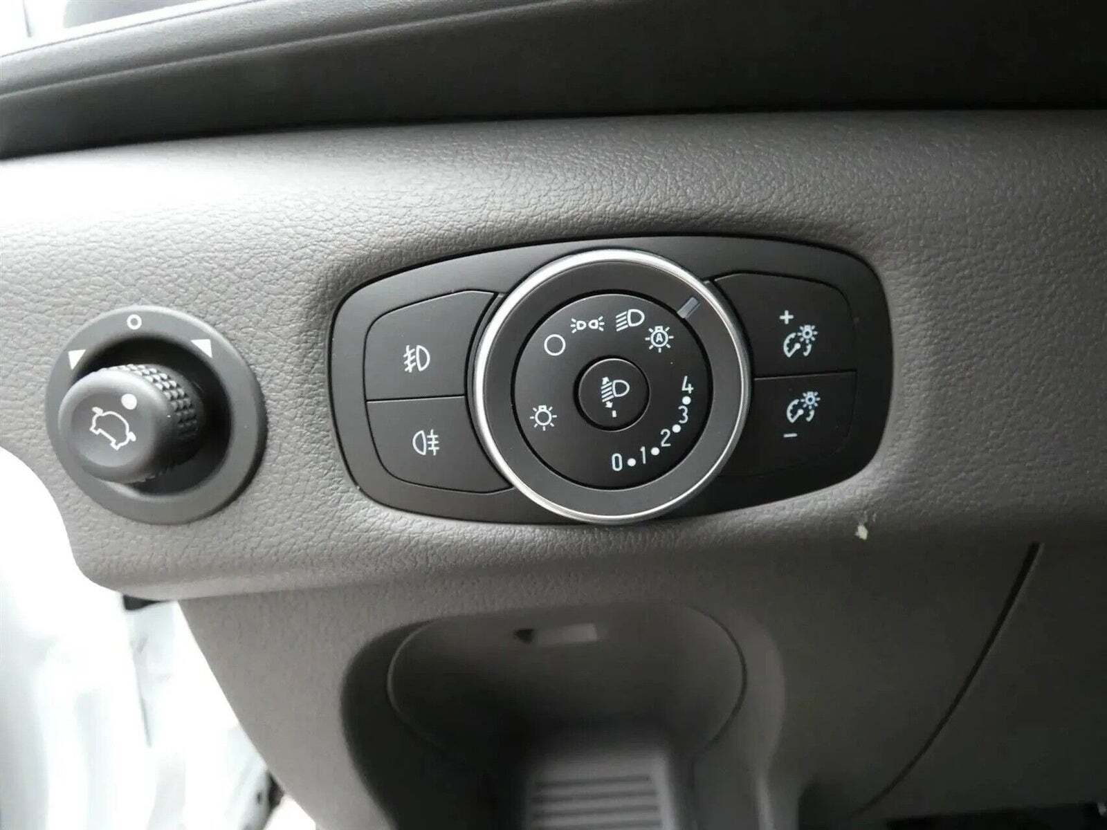 Hvid Ford Transit 350 L5 Chassis fra 2025 set indefra