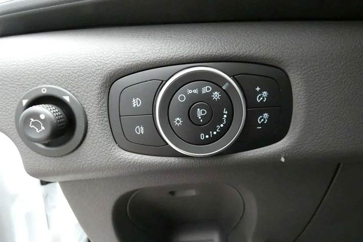 Hvid Ford Transit 350 L5 Chassis fra 2025 set indefra