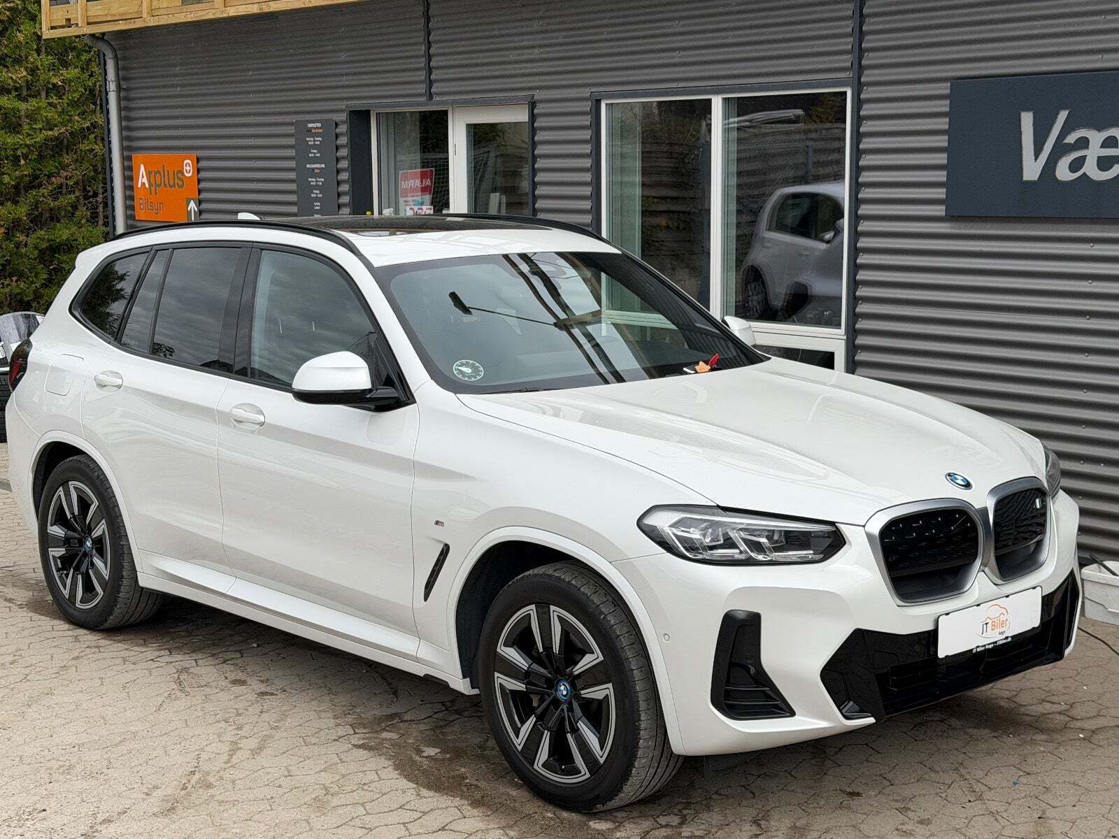 Hvid BMW iX3 fra 2022 set udefra