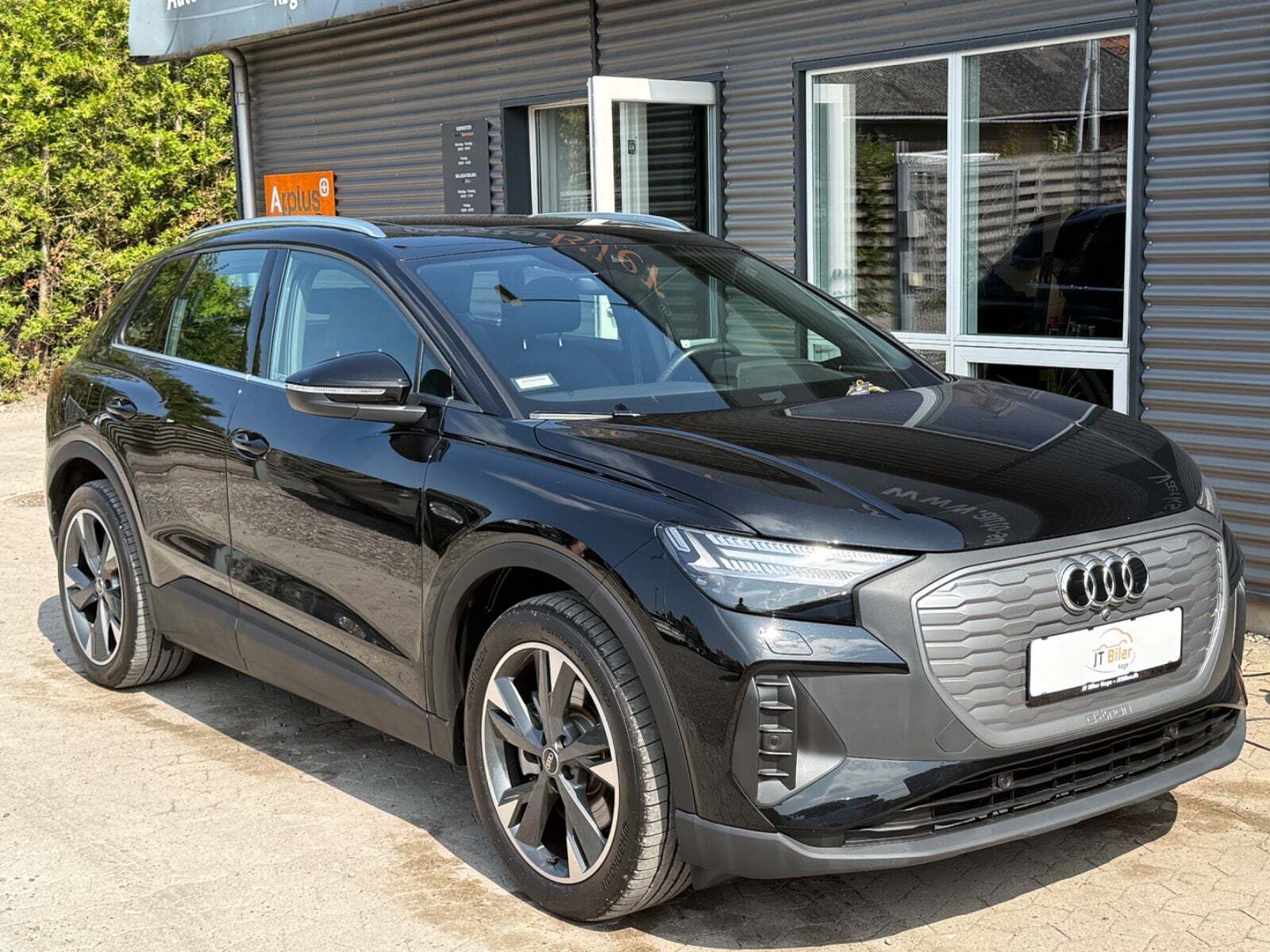 Sort Audi Q4 e-tron fra 2024 set udefra
