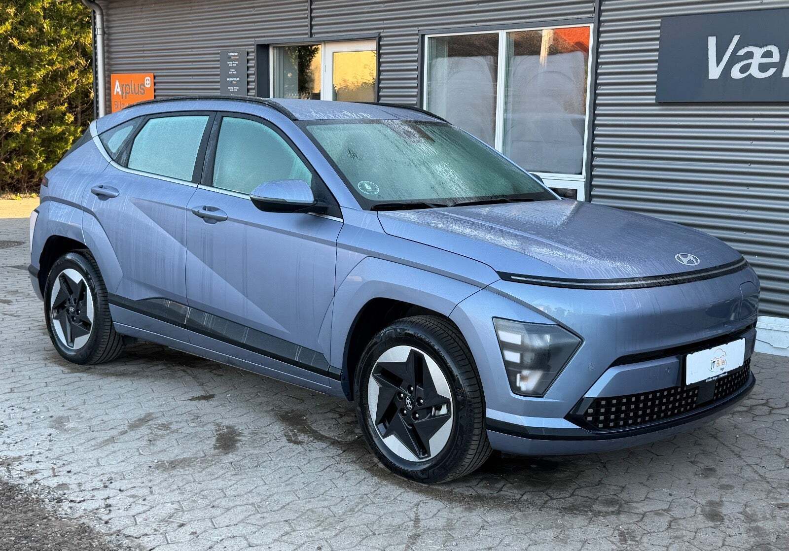 Blå Hyundai Kona fra 2024 set udefra