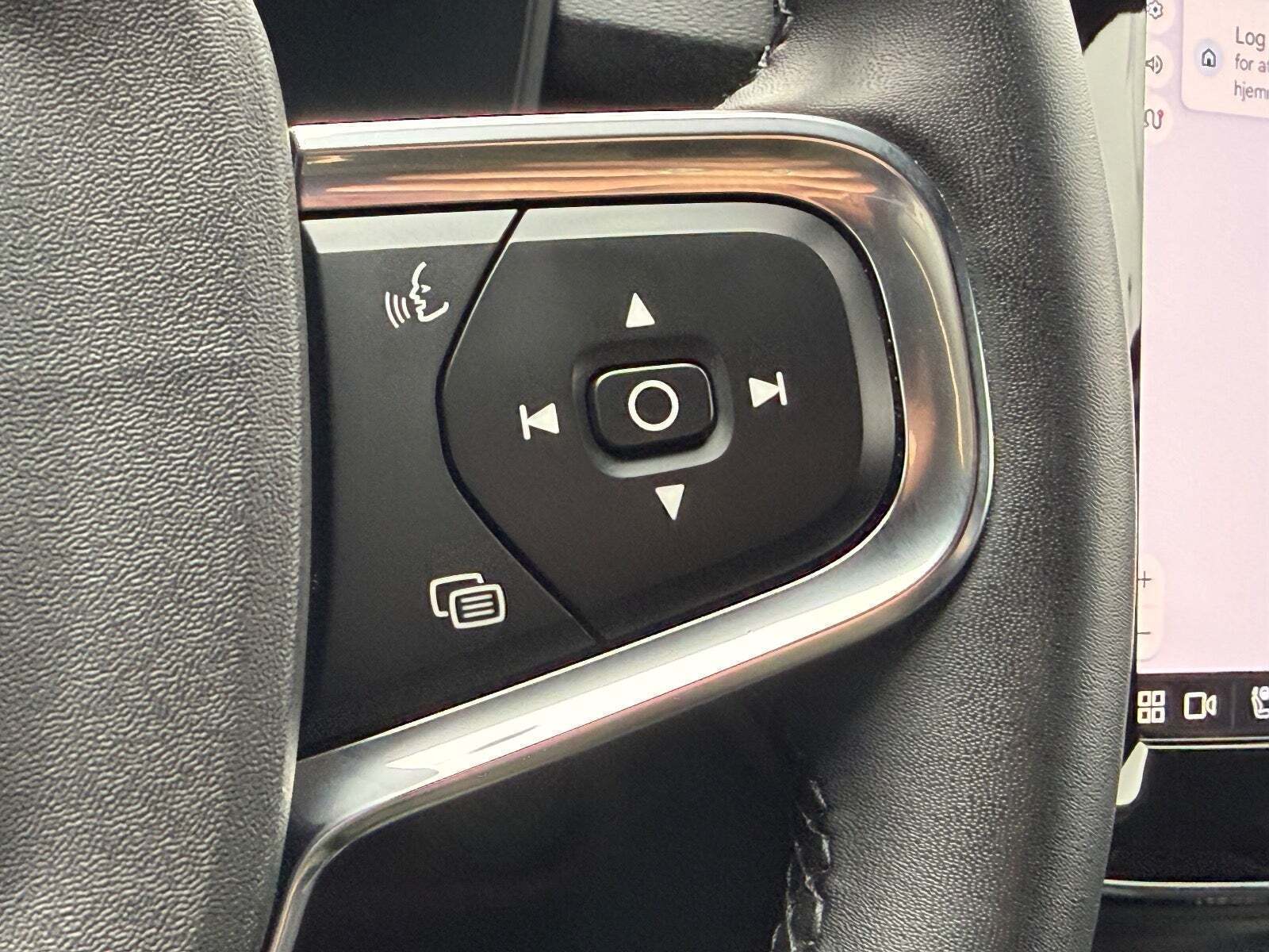 Blå Volvo XC40 fra 2022