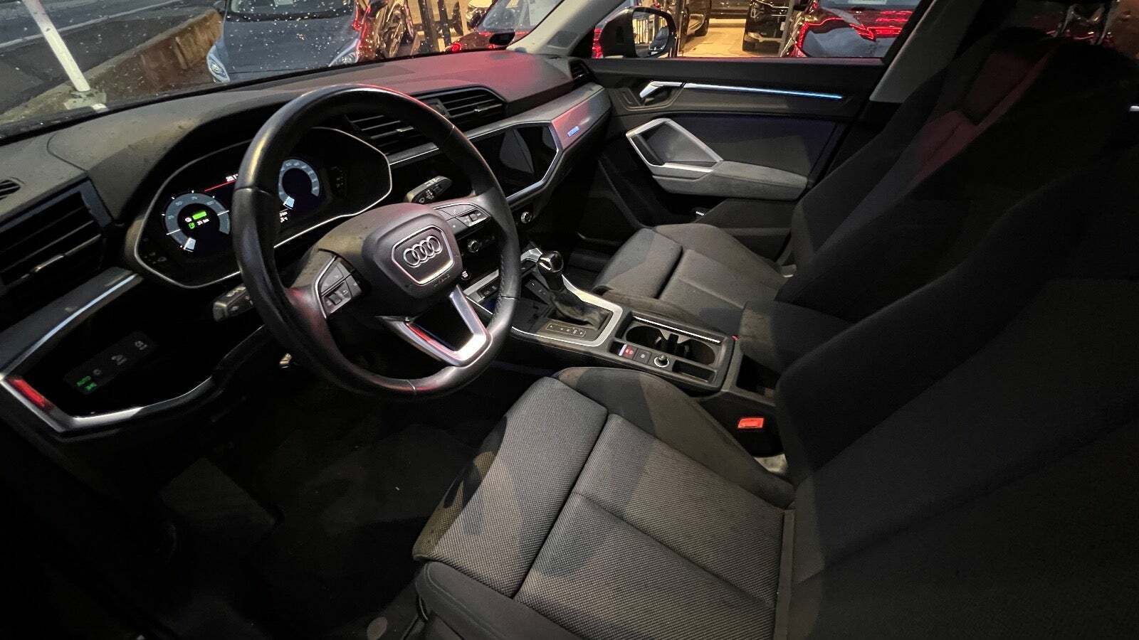 Grå Audi Q3 fra 2023