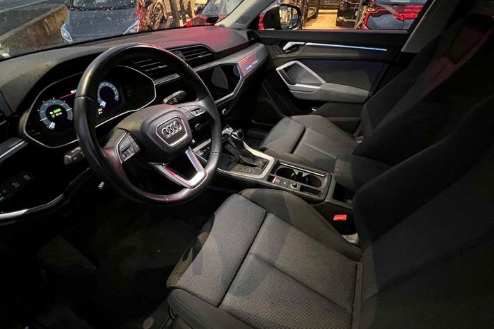 Grå Audi Q3 fra 2023