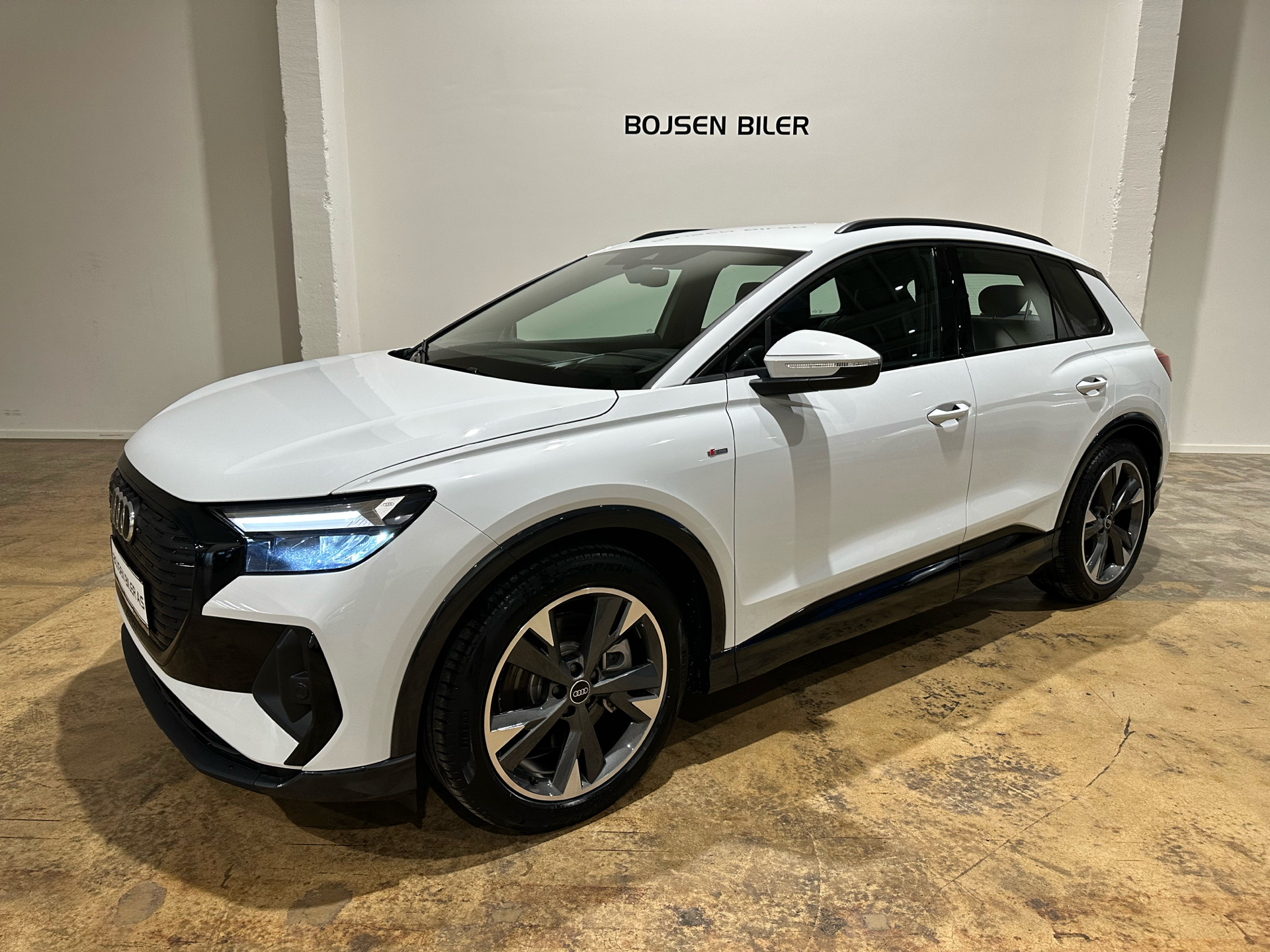 Hvid Audi Q4 fra 2022 set udefra